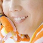 汗を拭く女性